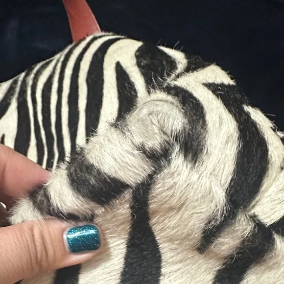 Mauricio Taiuti genuine leather Zebra Print (calf) Women's Bag with Red Accents - Picture 6 of 10